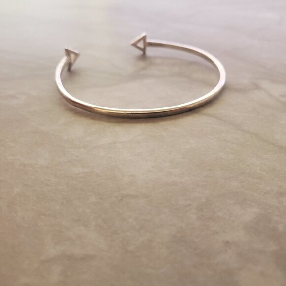 ✨ Stella and Dot Triangle Pave Rhinestones Minimalist Bangle Bracelet ✨ - Picture 3 of 7